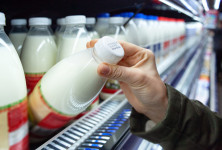 Розница попросила вернуть право продажи «бракованных» молочных продуктов