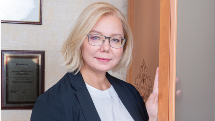 На предприятии идет монтаж нового фасовочного автомата сметаны